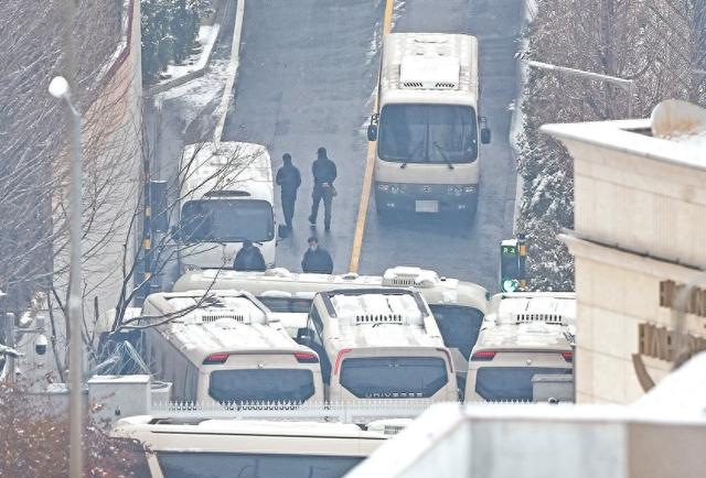 尹锡悦逮捕令今日到期，支持者反对者对峙升级，韩国总统官邸外民众冒雪聚集